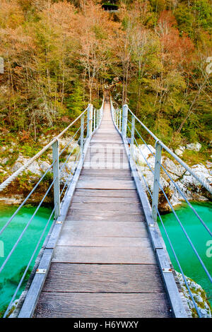 Alte Holzbrücke über den Fluss Soca, Slowenien Stockfoto