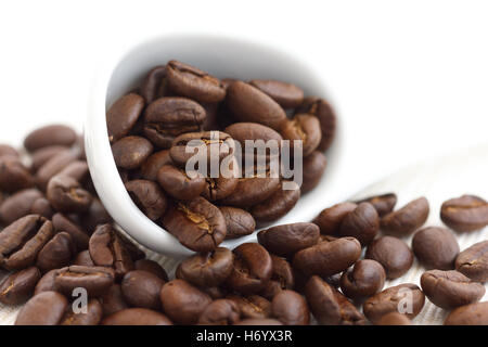 Geröstete Kaffeebohnen in Keramik Kugel messen. Auf Stoff. Stockfoto