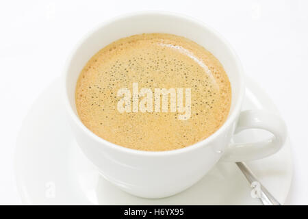 Enge Schuss Kaffee mit einer golden Beige Farbe in eine weiße Tasse und einen weißen Hintergrund Stockfoto