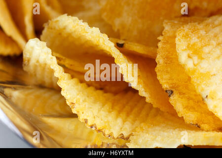 Crinkle cut Chips auf weißem Hintergrund. Stockfoto