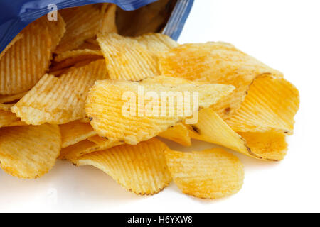 Crinkle geschnitten Chips aus einer Folie Paket. Stockfoto