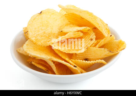 Crinkle geschnitten Chips in einer weißen Schüssel auf weißem Hintergrund. Stockfoto