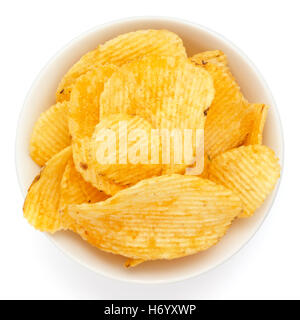 Crinkle geschnitten Chips in einer weißen Schüssel auf weißem Hintergrund. Stockfoto