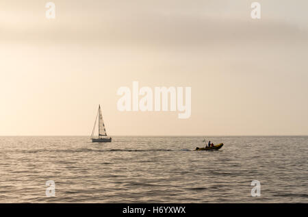 Segeln Yacht und Boot beleuchtet von der Sonne und die Sonne an der Adria am Nachmittag an einem bewölkten Tag im Adriatischen Meer. Stockfoto