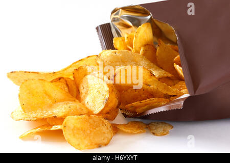 Offene Packung Chips auf weiß Stockfoto