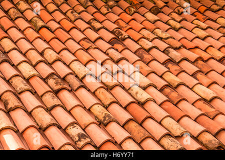 Rote Dachschindeln. Italien Stockfoto