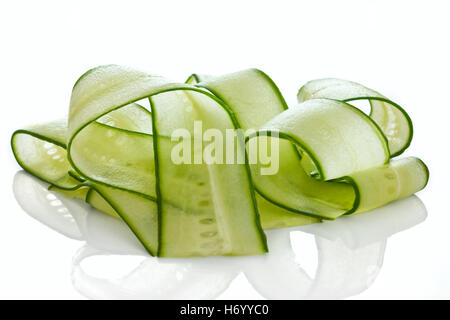 Rasierte Gurke Streifen auf weißem Stockfoto