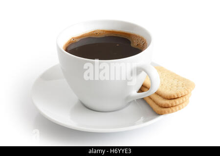 Weiße Keramik Tasse und Untertasse mit schwarzen Kaffee und Kekse Finger. Isoliert. Stockfoto