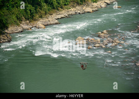 NEPAL, Mugling, Dorf Karantar, Kinder Seilbahn am Fluss Daraudi / Kinder in Einer Seilbahn am Fluss Daraudi Stockfoto