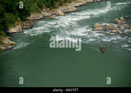 NEPAL, Mugling, Dorf Karantar, Kinder Seilbahn am Fluss Daraudi / Kinder in Einer Seilbahn am Fluss Daraudi Stockfoto