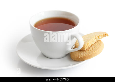 Weiße Keramik Tasse und Untertasse mit Tee und Shortbread Kekse. Isoliert. Stockfoto