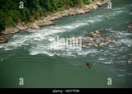 NEPAL, Mugling, Dorf Karantar, Kinder Seilbahn am Fluss Daraudi / Kinder in Einer Seilbahn am Fluss Daraudi Stockfoto