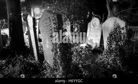 Der Friedhof der St. Marys Kirche in Walthamstow, fotografiert in der Nacht Stockfoto