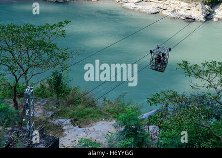 NEPAL, Mugling, Dorf Karantar, Kinder Seilbahn am Fluss Daraudi / Kinder in Einer Seilbahn am Fluss Daraudi Stockfoto