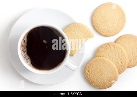 Weiße Tasse schwarzen Kaffee und Untertasse mit Butterkekse von oben. Stockfoto