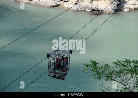 NEPAL, Mugling, Dorf Karantar, Kinder Seilbahn am Fluss Daraudi / Kinder in Einer Seilbahn am Fluss Daraudi Stockfoto