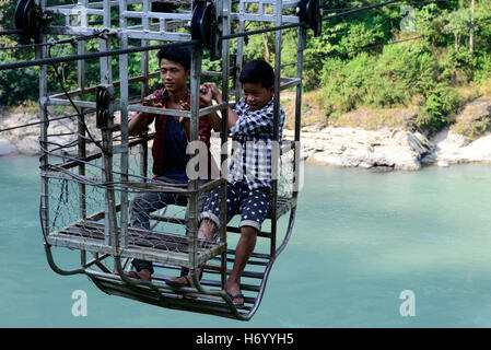 NEPAL, Mugling, Dorf Karantar, Kinder Seilbahn am Fluss Daraudi / Kinder in Einer Seilbahn am Fluss Daraudi Stockfoto