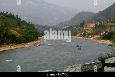 NEPAL, Seilbahn am Fluss Trishuli / Seilbahn am Fluss Trishuli Stockfoto