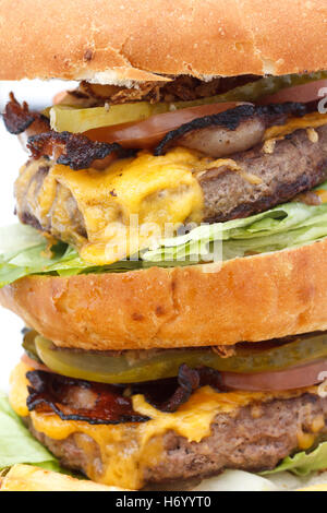 Fettig doppelt Käse Burger Turm. Detail. Stockfoto
