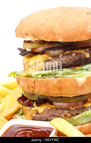 Doppelte Cheeseburger und Pommes mit Ketchup auf einem weißen Teller. Stockfoto