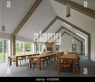 Gemeinsamen Speisesaal mit exponierten konkrete Brustkorb. Vajrasana Retreat, Walsham-le-Willows, Vereinigtes Königreich. Architekt: Walters und Cohen Ltd, 2016. Stockfoto