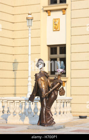 Maskerade von Aleksandar Ivanovski Karadare außerhalb des National Theaters in Skopje, Mazedonien Stockfoto