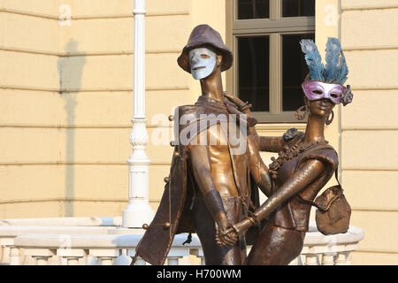 Maskerade von Aleksandar Ivanovski Karadare außerhalb des National Theaters in Skopje, Mazedonien Stockfoto