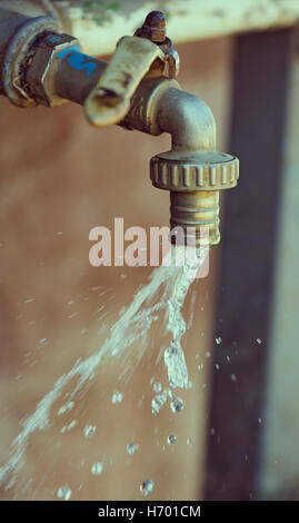 Wasserhahn aus denen Wasser fließt closeup Stockfoto