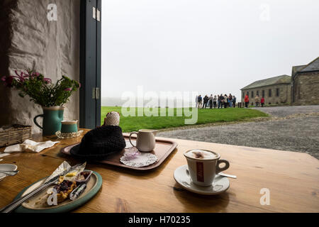 Blick vom Café im Charlesfort an einem nebeligen Tag, Summercove, Kinsale, Irland Stockfoto