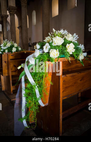 Cefalu, Sizilien, Italien, Blumensträuße auf einem Stuhl in einer Kathedrale von Cefalu (Duomo di Cefalu), die eine römisch-katholische Basilika ist Stockfoto