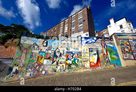 Blands Klippe Straße gemalt Wandbilder Scarborough North Yorkshire England uk Stockfoto