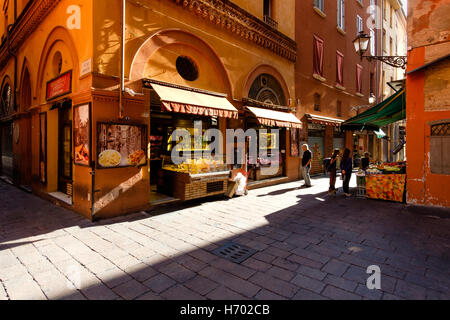 Bologna, Italien-4. September 2016: Lebensmittelgeschäfte in der "Quadrilatero" in Bologna. Stockfoto