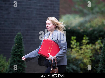 Karen Bradley, Staatssekretär für Kultur, Medien und Sport, kommt für ihre erste volle Kabinettssitzung koordiniert von Theresa May Stockfoto