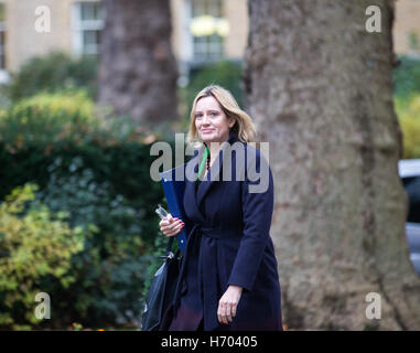 Innenminister, Amber Rudd, kommt in der Downing Street für eine Kabinettssitzung Stockfoto