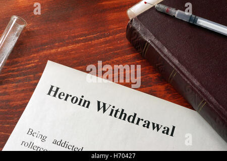 Heroin-Entzug auf ein Papier geschrieben. Drogen-sucht-Konzept. Stockfoto