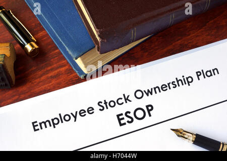 Papiere mit Employee Stock Ownership planen (ESOP) auf einem Tisch.