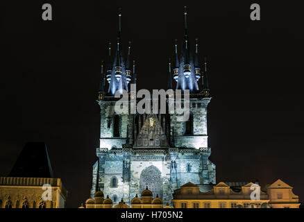 Church of Our Lady vor Tyn in Prag bei Nacht Stockfoto
