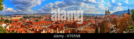 Panorama von Prag an einem sonnigen Tag. HDR - hoher Dynamikbereich Stockfoto