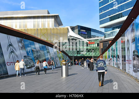 Den Zugang der Öffentlichkeit Fußgängerbrücke über Stratford Eisenbahn Station Shopper zu Fuß zum Eingang Westfield Einkaufszentrum Einkaufszentren mit Aspers Kasino Zeichen Stockfoto