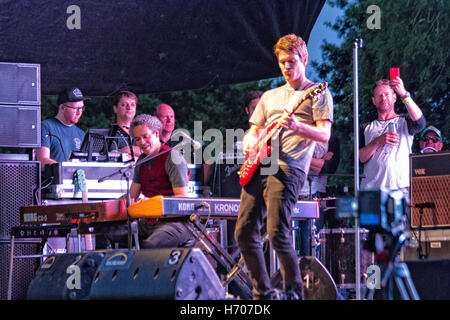 Jesse Wood der Band Riff, an der jährlichen Wurst und Bier-Musik-Festival, live zu spielen Jimmys Farm, Ipswich, UK, 2016 Stockfoto