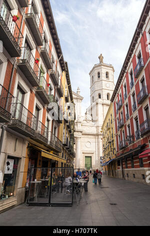 VALLADOLID, Spanien - 1. November 2016: Blick auf den Turm der Kathedrale von der Straße Cascajares Stockfoto