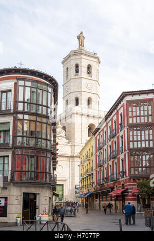 VALLADOLID, Spanien - 1. November 2016: Blick auf den Turm der Kathedrale von der Straße Cascajares Stockfoto