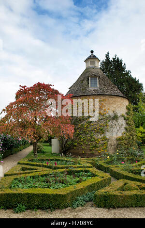 Taubenhaus und Garten im Herbst beim Rousham House and Garden. Oxfordshire, England Stockfoto