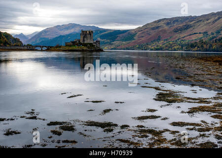 Eilean Donan Castle westlichen Hochland von Schottland. Abgebildet im Herbst. Stockfoto