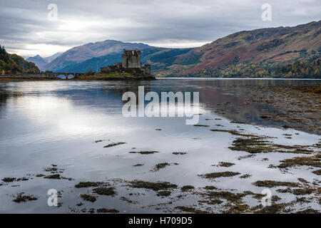 Eilean Donan Castle westlichen Hochland von Schottland. Abgebildet im Herbst. Stockfoto