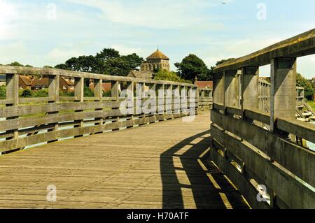 Alten Maut Fußgängerbrücke in Shoreham-By-Sea, England über den Fluss Adur. Stockfoto