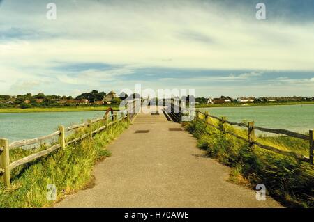 Alten Maut Fußgängerbrücke in Shoreham-By-Sea, England über den Fluss Adur. Stockfoto