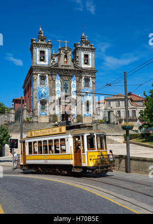 Portugal, Porto, Praca da Batalha, eine Sightseeing-Tram vor Santo Ildefonso Kirche Stockfoto