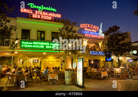 Portugal, Algarve, Albufeira Restaurants am Abend Stockfoto