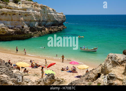 Portugal, Algarve, Praia de Albandeira, Strand in der Nähe von Armacao de Pera Stockfoto